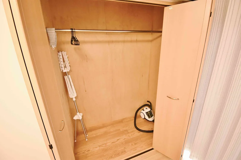 【掃除機完備】三重四日市駅前ウィークリーマンション・三重四日市駅前マンスリーマンションではビジネスホテルと違い、自宅と同じように生活できるのが強みの1つです。