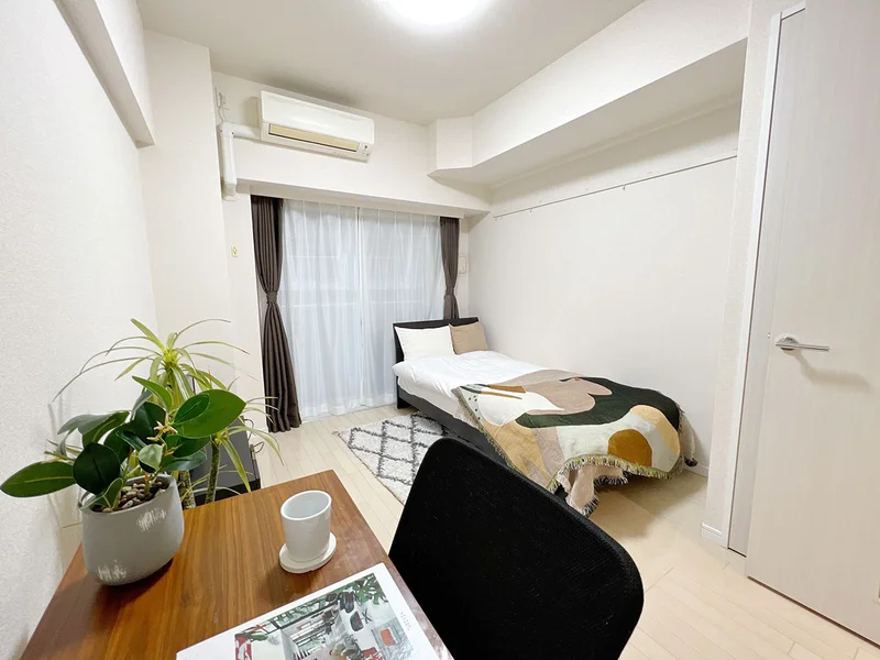 写真はお部屋のイメージです。ラグなどの室内装飾はございません。