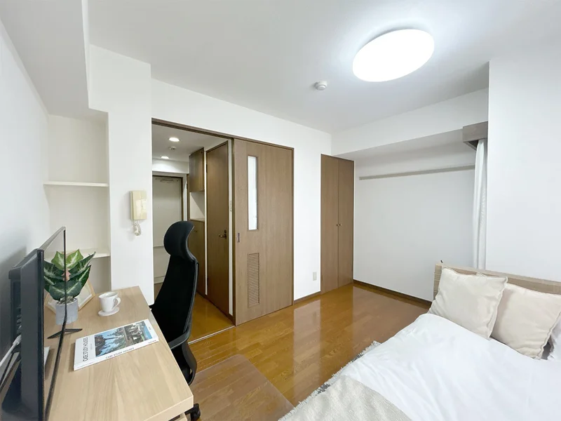 写真はお部屋のイメージです。ラグなどの室内装飾はございません。