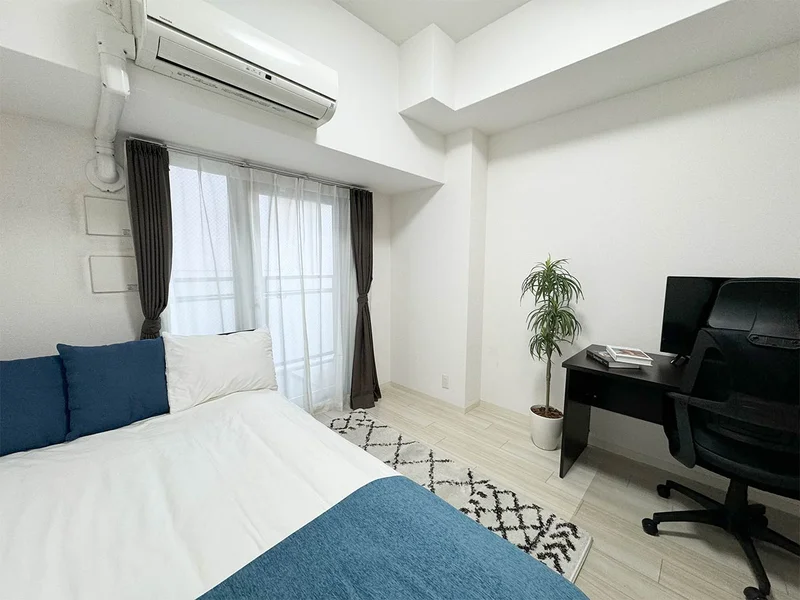 写真はお部屋のイメージです。ラグなどの室内装飾はございません。