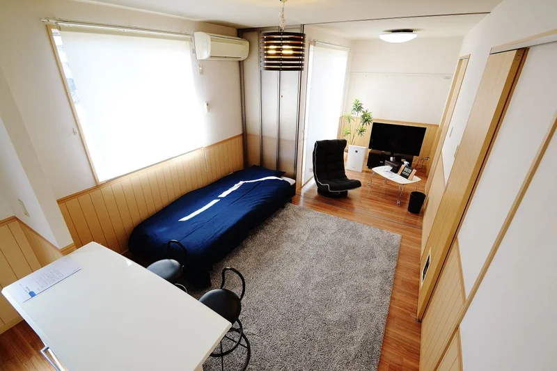 カウンターテーブル付きのウィクリーマンションとなります。テレビ、エアコン、DVDプレイヤー完備。(※106号室の内観写真)