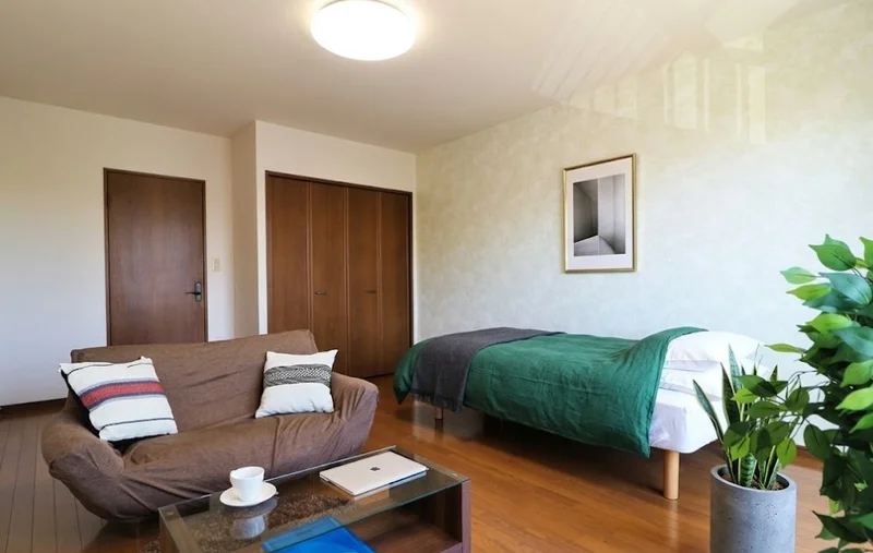 ソファ付き１Kタイプのお部屋です。　アースカラーの温かみのあるインテリアで　ゆったり落ち着けるお部屋となっております♪※植木と額とクッションなどは写真用です。