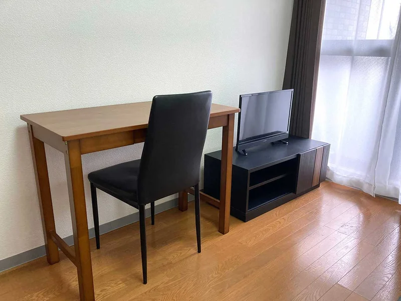 写真はお部屋のイメージです。ラグなどの室内装飾はございません。