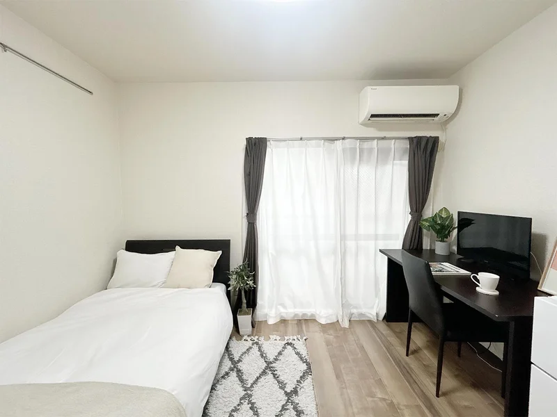 写真はお部屋のイメージです。ラグなどの室内装飾はございません。