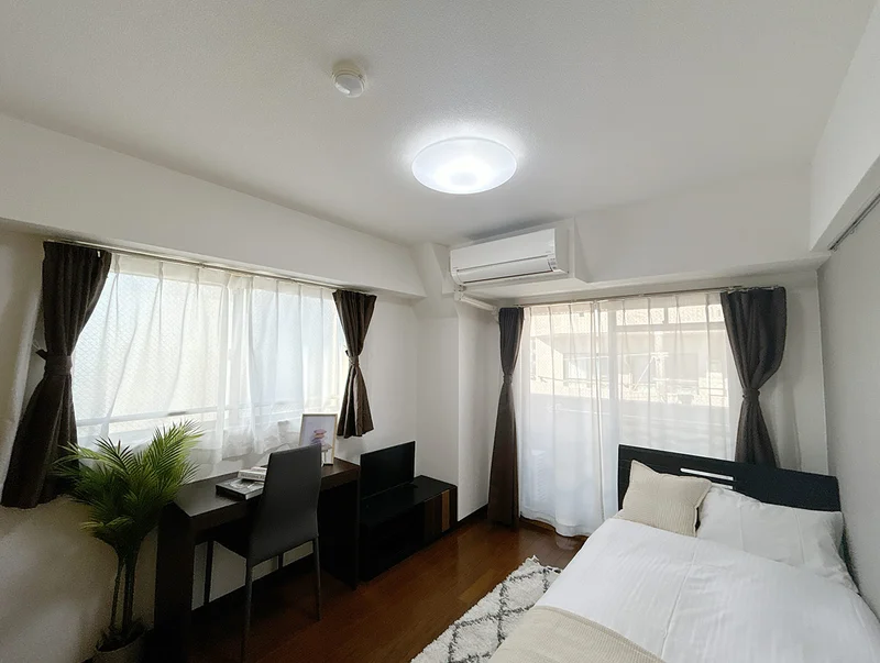 写真はお部屋のイメージです。ラグなどの室内装飾はございません。