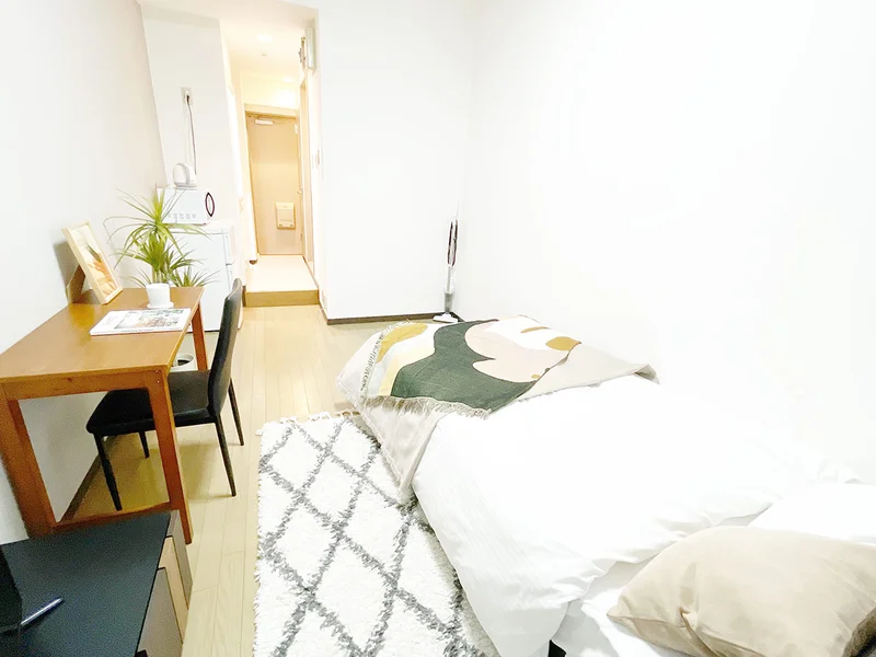 写真はお部屋のイメージです。ラグなどの室内装飾はございません。