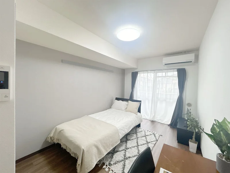 写真はお部屋のイメージです。ラグなどの室内装飾はございません。