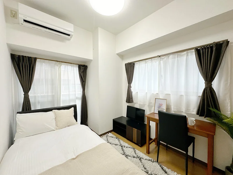 写真はお部屋のイメージです。ラグなどの室内装飾はございません。