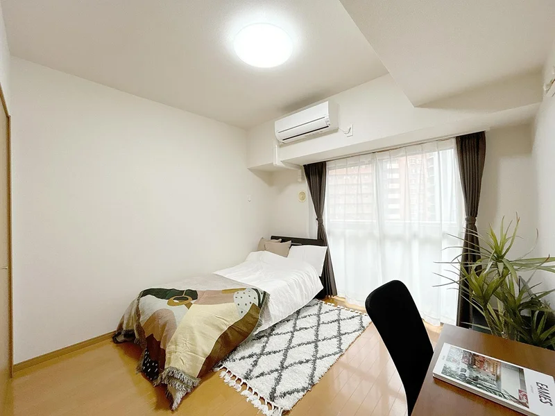 写真はお部屋のイメージです。ラグなどの室内装飾はございません。