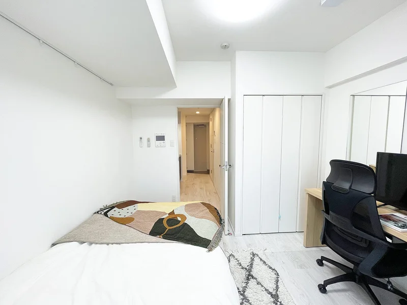 写真はお部屋のイメージです。ラグなどの室内装飾はございません。