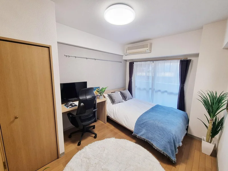 写真はお部屋のイメージです。ラグなどの室内装飾はございません。