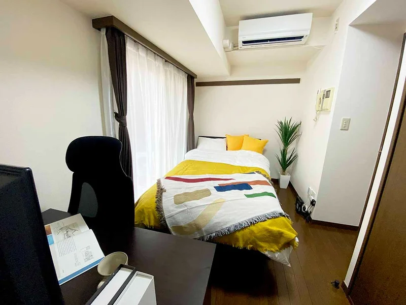 写真はお部屋のイメージです。ラグなどの室内装飾はございません。