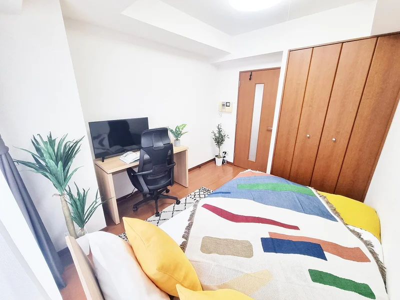 写真はお部屋のイメージです。ラグなどの室内装飾はございません。