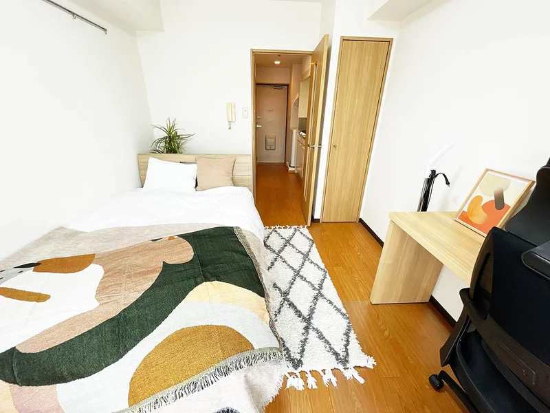 写真はお部屋のイメージです。ラグなどの室内装飾はございません。