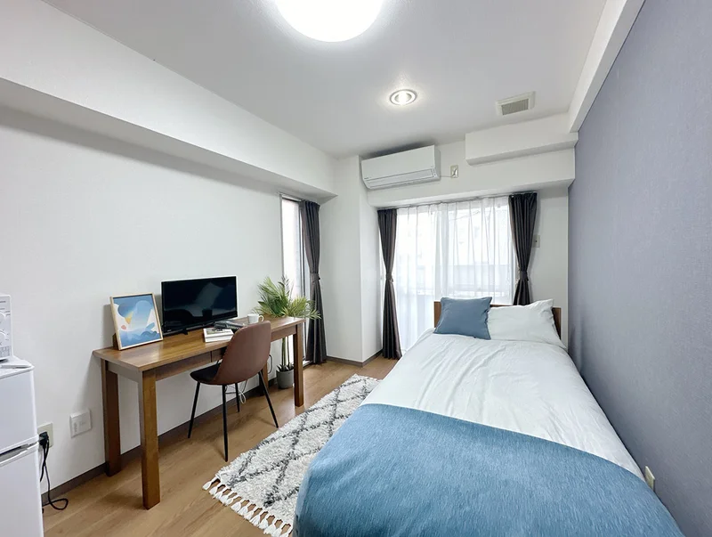 写真はお部屋のイメージです。ラグなどの室内装飾はございません。