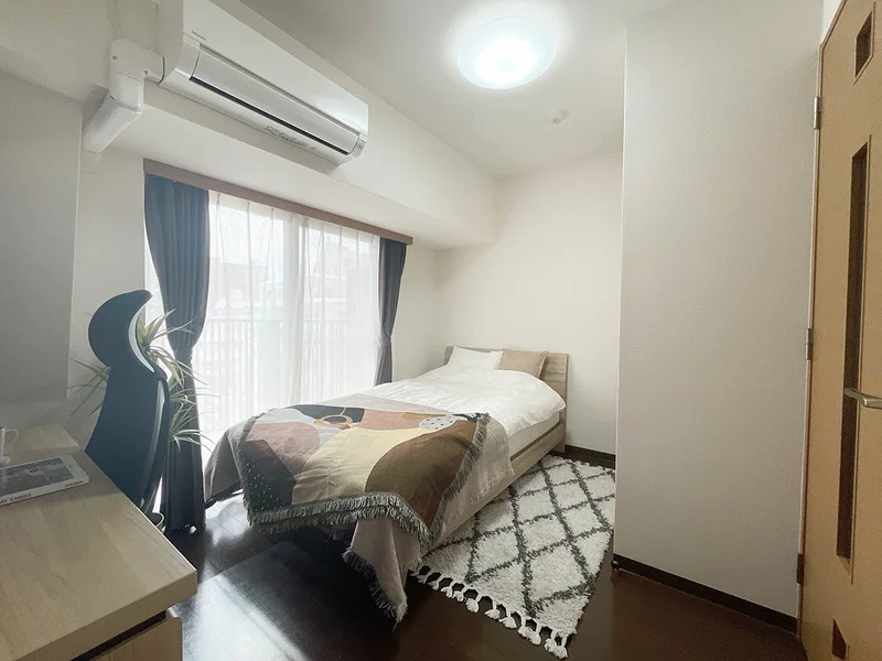 写真はお部屋のイメージです。ラグなどの室内装飾はございません。