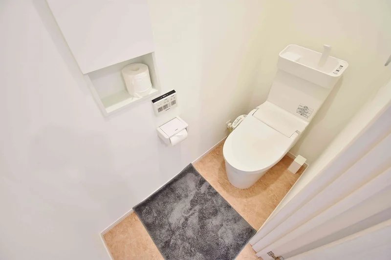 ウォシュレットつきのトイレです。老若男女皆様に安心してご利用いただけますね☆トイレにもトイレ用洗剤とトイレ用ブラシをご用意しておりますので長期ご利用の場合の気になる汚れなどもお掃除して頂けます＾＾