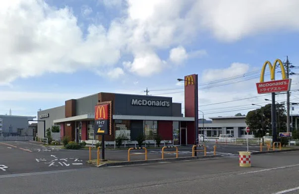 マクドナルド 三国店まで徒歩5分、450ｍ。