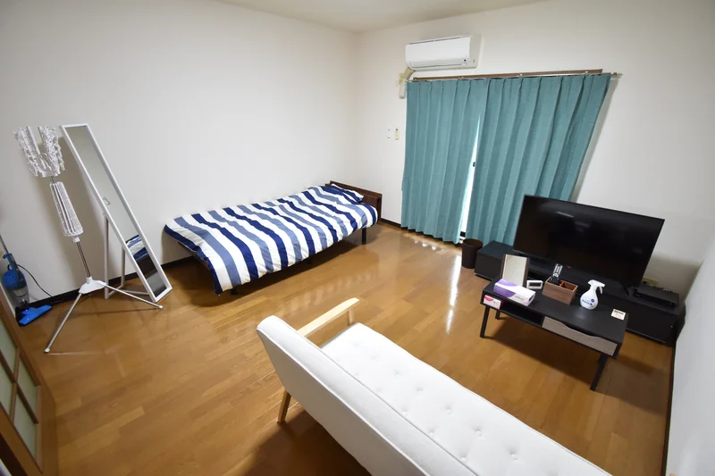 「荷物は一つだけ持ってきても、快適に生活できる」をモットーにした、福井県越前市(武生ＩＣ)のウィークリーマンションの室内画像イメージです。また、長期滞在のお客様向けに、福井県越前市(武生ＩＣ)のマンスリーマンションプランもご用意しています。