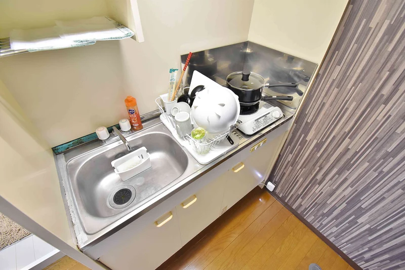 お箸、お鍋、包丁、お皿、ボウル、お玉、食器用洗剤、簡単な調理器具は各種取り揃えています♪