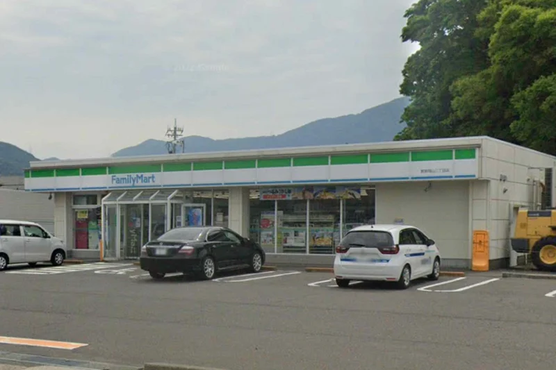 ファミリーマート 敦賀岡山二丁目店まで車で7分、2.8kｍ。