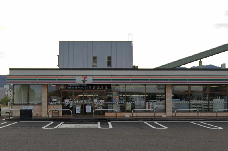 セブン-イレブン 敦賀昭和町１丁目店まで徒歩8分、650ｍ。