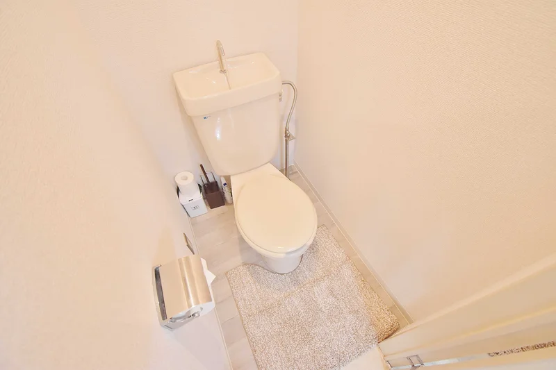 【トイレ画像】ウォシュレット付トイレです(*^^)v清掃道具もご用意しております☆彡滋賀米原駅前ウィークリーマンションでは標準設備です♪