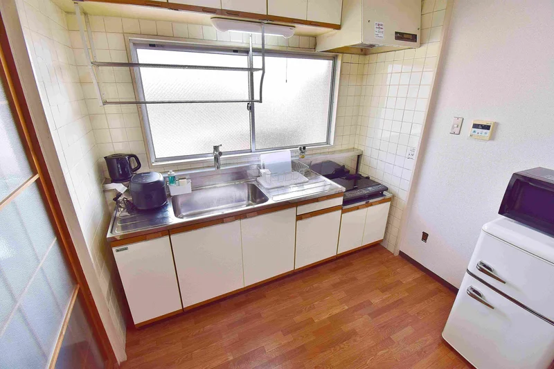 キッチンには冷蔵庫、ケトル、炊飯器、調理器具を完備。ホテルと違い自炊できるのでで長期ご利用のお客様でも安心ですね！滋賀米原駅前ウィークリーマンションの強みです♪
