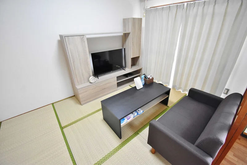 Kマンスリー滋賀米原駅前★テレビ、空気清浄機、ソファー、テーブル、ゴミ箱、掃除機やパラソルハンガー、DVDプレイヤーも完備!!長期、中期、短期宿泊に適した室内となっております。