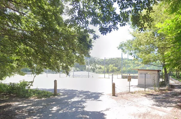 米原野球場まで車で5分、3.1kｍ。