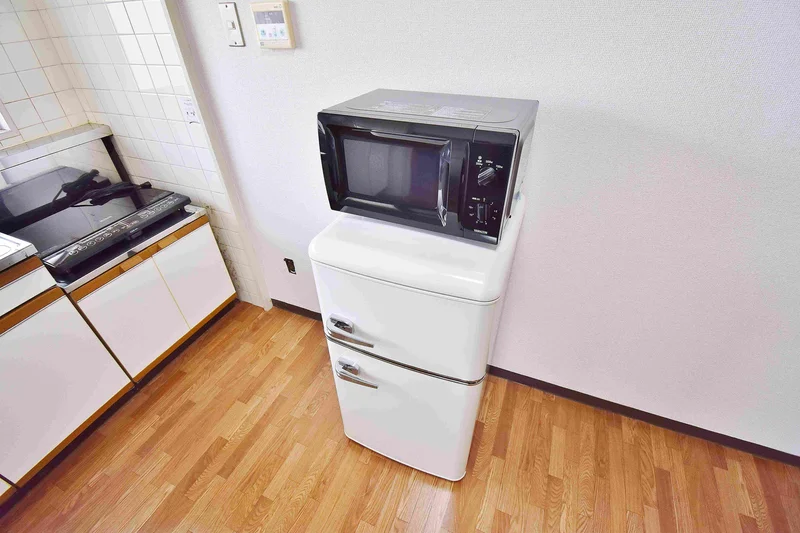 【冷蔵庫・電子レンジ】ホテルと違い滋賀米原駅前ウィークリーマンションでは標準設備♪一人暮らし用の冷蔵庫なので1週間以上の暮らしに最適★お客様の声から今の形になりました。