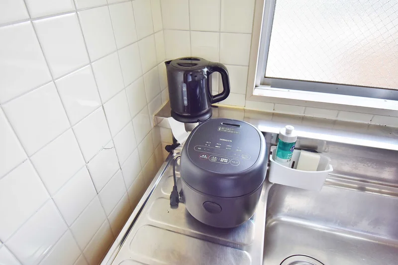 キッチンには冷蔵庫、ケトル、炊飯器、調理器具を完備。ホテルと違い自炊できるのでで長期ご利用のお客様でも安心ですね！滋賀米原駅前ウィークリーマンションの強みです♪