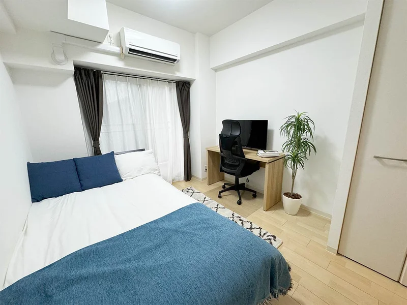 写真はお部屋のイメージです。ラグなどの室内装飾はございません。