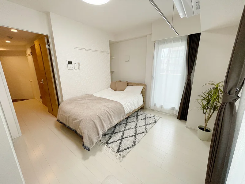 写真はお部屋のイメージです。ラグなどの室内装飾はございません。