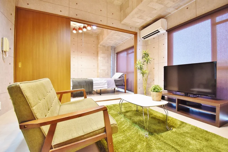 大型テレビ、DVDﾌﾟﾚｲﾔｰ、ﾄﾞﾗｲﾔｰ、布団などの寝具など全て完備です♪また、こちらの物件にはオートロック・防犯カメラも完備しておりますのでお子様や女性のご利用でも安心ですね☆