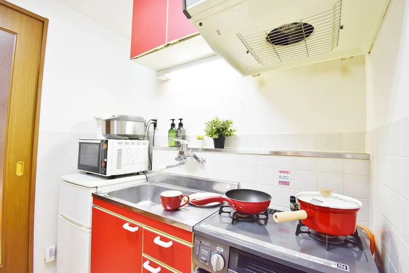 鍋・フライパン・食器類（お皿・グラス・マグカップ・茶碗・汁椀・フォーク・スプーン・包丁・まな板・お玉・フライ返し・ボウル・ザルなど）をご用意しております♪食材さえご購入いただければ自炊をしていただけますので長期ご利用のお客様でも安心ですね！