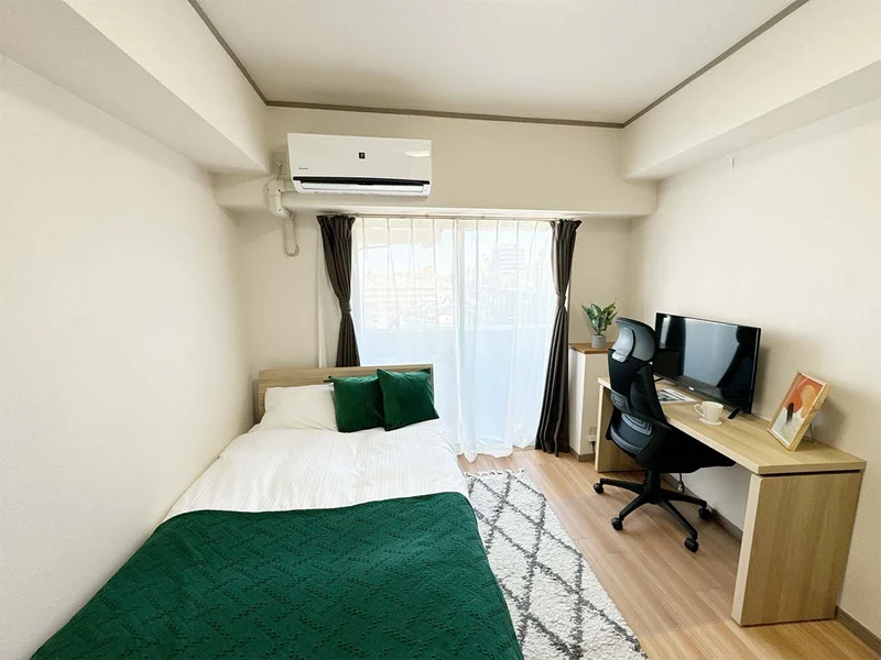 写真はお部屋のイメージです。ラグなどの室内装飾はございません。