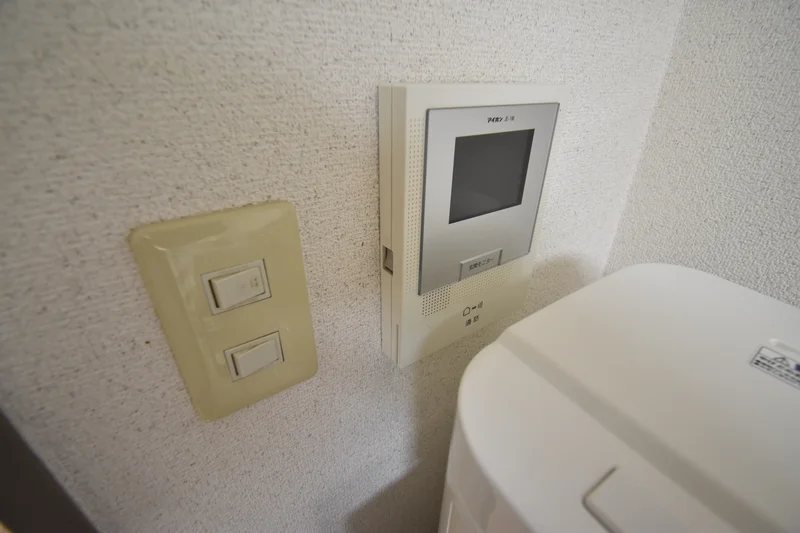 テレビ、ソファー、空気清浄機、テーブル、ゴミ箱、掃除機やパラソルハンガー、DVDプレイヤーも完備!!長期、中期、短期宿泊に適した室内となっております。