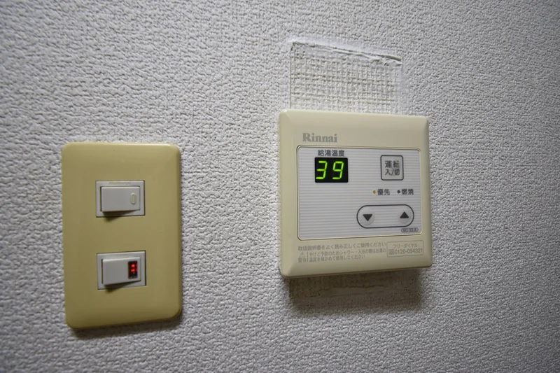 温度調節機能も完備されていますので、お湯張りも簡単に出来ます♪また、スポンジ・浴槽用洗剤も完備で長期利用◎シャンプー・ボディソープ・タオルもご用意しておりますのでお荷物も少なく済みますね★