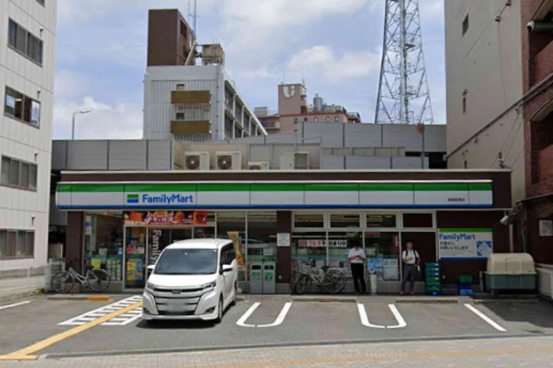 ファミリーマート 姫路駅南店まで徒歩6分、500ｍ。