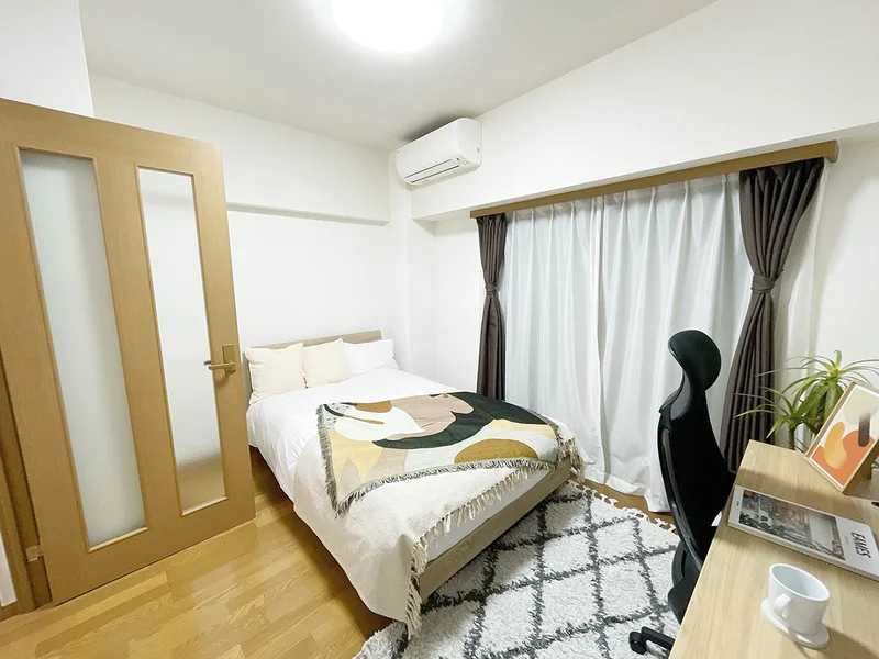 写真はお部屋のイメージです。ラグなどの室内装飾はございません。