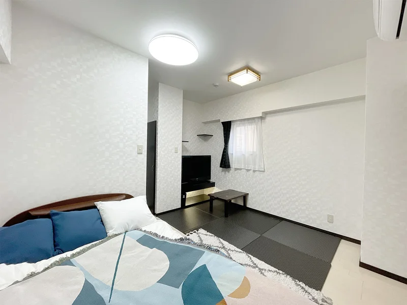 写真はお部屋のイメージです。ラグなどの室内装飾はございません。