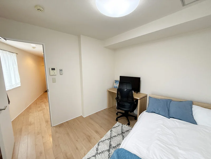 写真はお部屋のイメージです。ラグなどの室内装飾はございません。