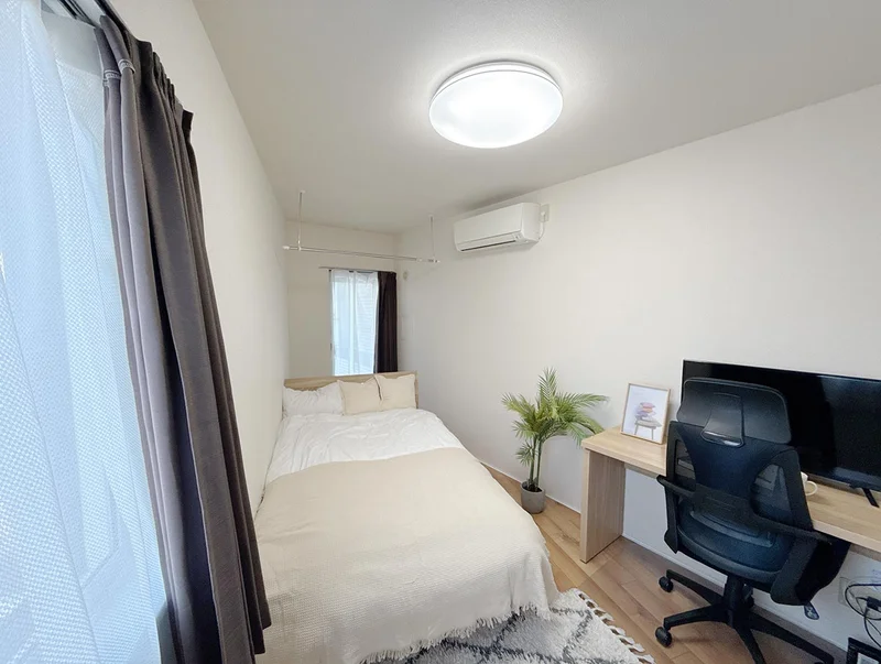 写真はお部屋のイメージです。ラグなどの室内装飾はございません。