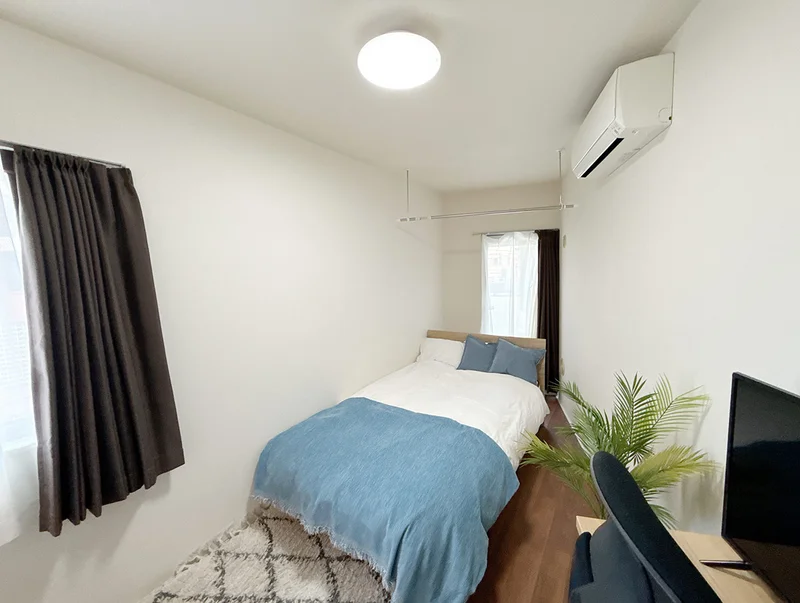 写真はお部屋のイメージです。ラグなどの室内装飾はございません。