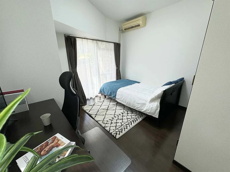 写真はお部屋のイメージです。ラグなどの室内装飾はございません。