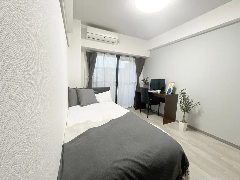 写真はお部屋のイメージです。ラグなどの室内装飾はございません。