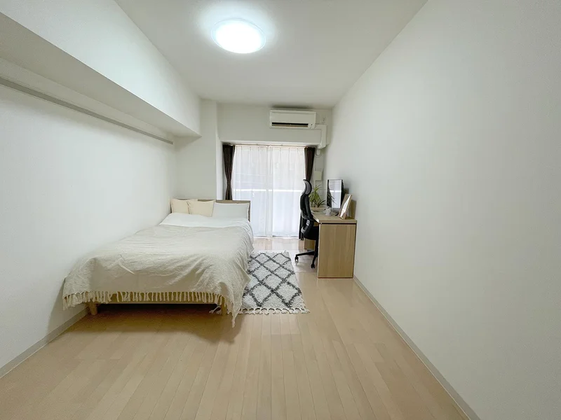 写真はお部屋のイメージです。ラグなどの室内装飾はございません。