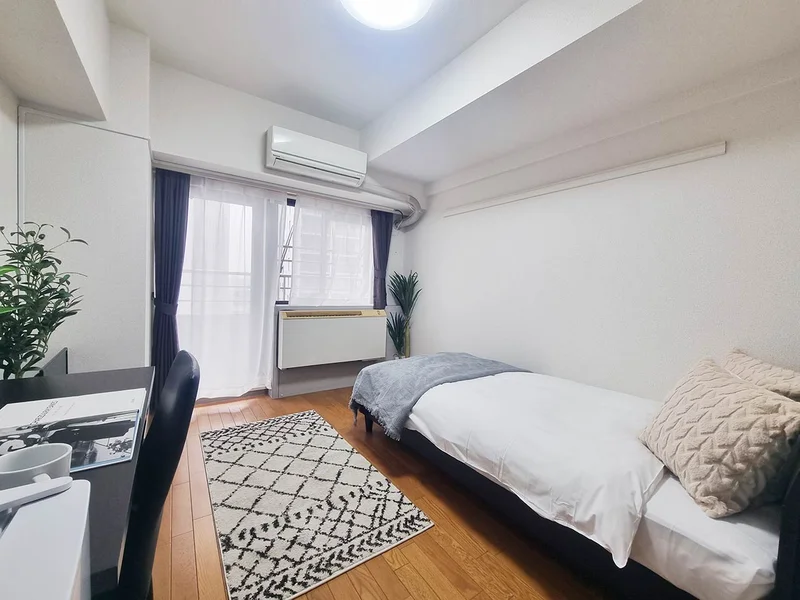 写真はお部屋のイメージです。ラグなどの室内装飾はございません。
