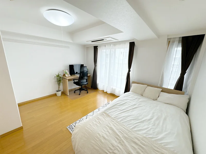 写真はお部屋のイメージです。ラグなどの室内装飾はございません。